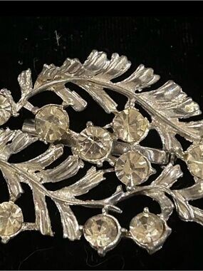VINTAGE 60’S CLEAR CRYSTAL GLASS RHINESTONE LEAF BROOCH PIN